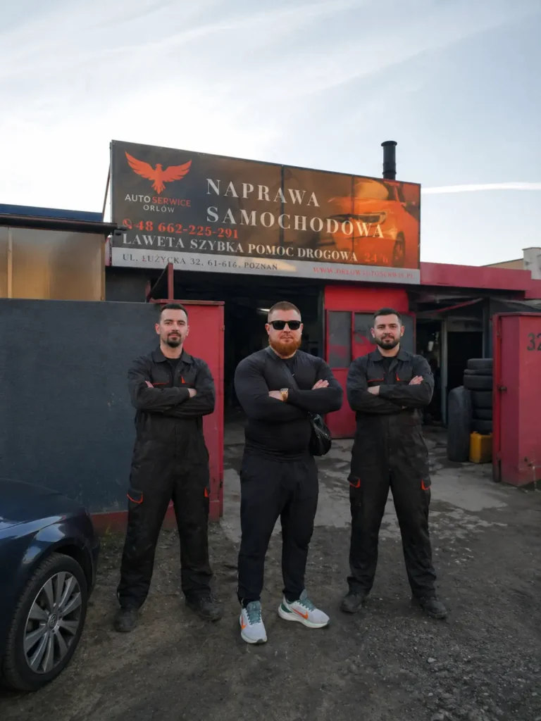 zespół mechaników Orlov Auto Service przed warsztatem Poznań
