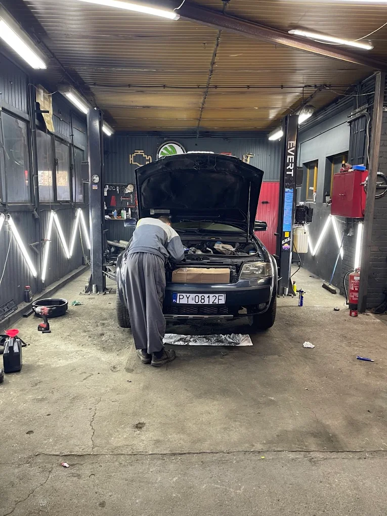 Mechanik podczas naprawy silnika – Orlov Auto Service Łużycka 32