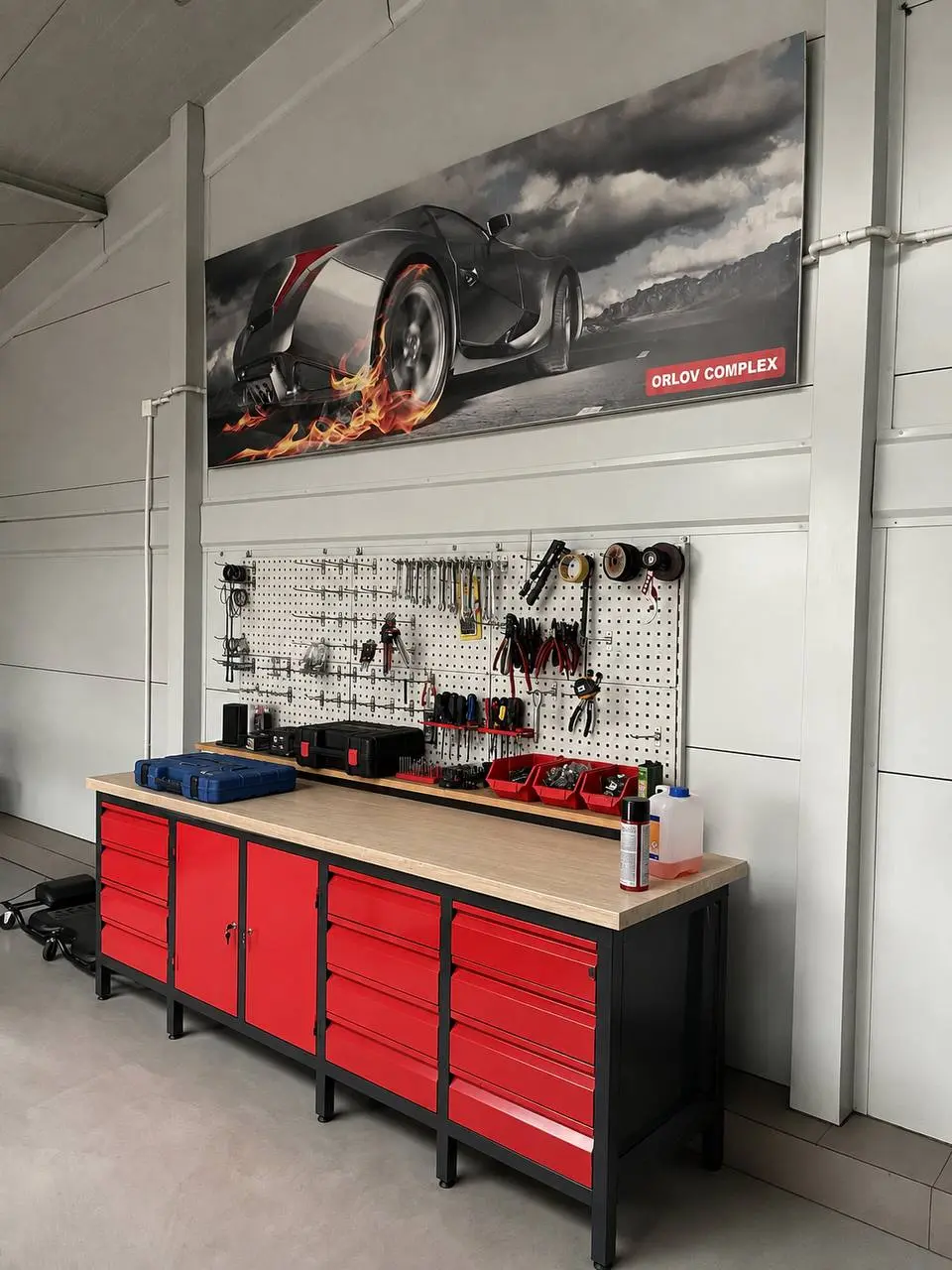 Mechanik podczas naprawy silnika – Orlov Auto Service Gdyńska 23A